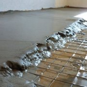 Ang muling pagpapatupad ng screed: ang pagpili ng mga elemento ng pagpapatibay at ang mga tampok ng kanilang pag-install sa screed