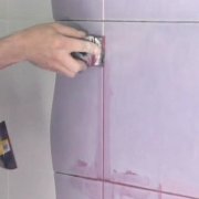 Pag-Grout ng mga ceramic tile: naiintindihan namin kung ano at kung paano mag-grout ng mga seams