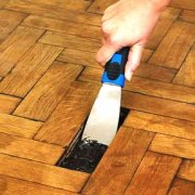 Ang pagkumpuni ng parquet: kung paano matanggal ang lahat ng mga depekto at lacquer sa isang bagong paraan