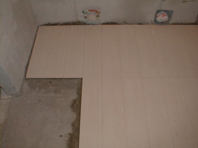 Ang pinakamahusay na base para sa gluing seamless tile ay kongkreto screed