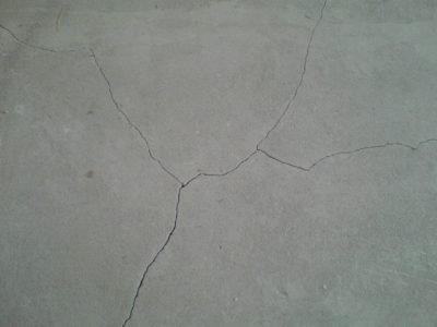 Bakit ang polyethylene screed crack at nahati?