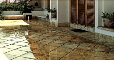 Ang tile ng Travertine, dahil sa panlabas na pagkakahawig nito sa isang puno, ay tumutulong upang bigyan ang interior ng isang maginhawang, magaling na hawakan.