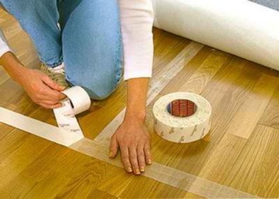 Ang pagtula ng karpet sa tape