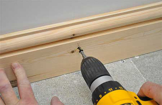 Solid board skirting board: kung paano pumili at mai-install ang iyong sarili