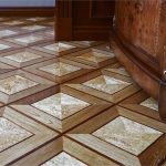 Laminate ng Art na may imitasyon ng parquet at bato