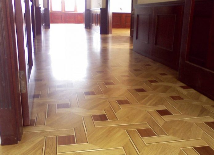 Nakalamina para sa art parquet sa sahig sa loob ng bahay