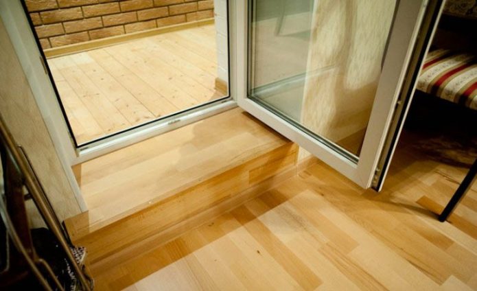 Laminate floor at threshold sa loggia