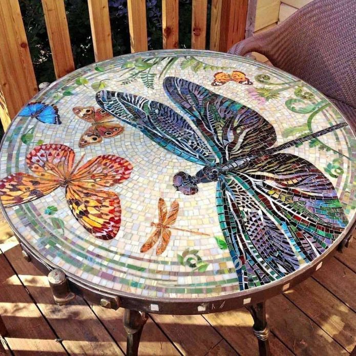 naka-tile na mosaic table