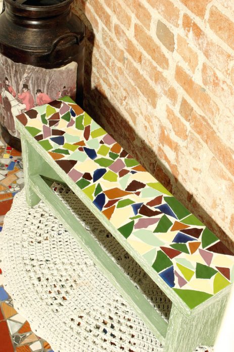 naka-tile na mosaic bench