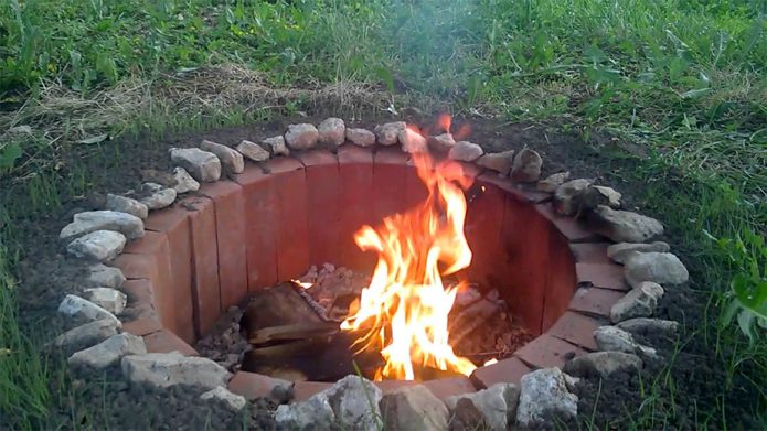 Old fireplace na ladrilyo