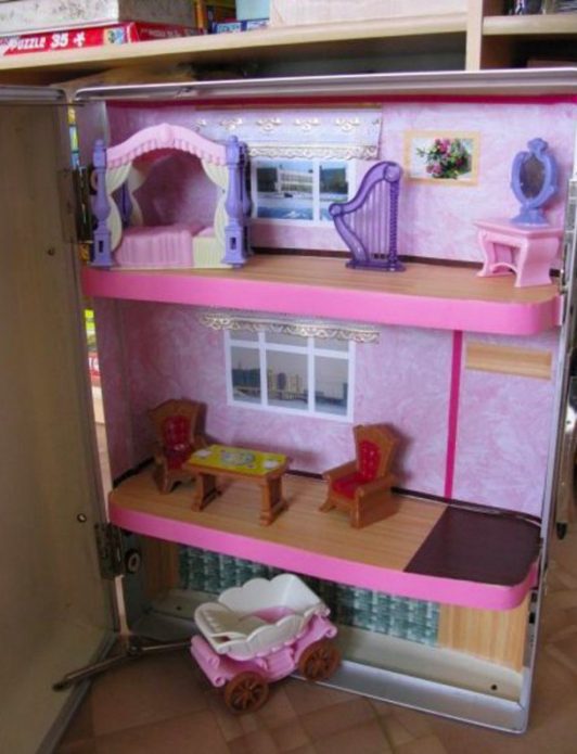 Dollhouse mula sa isang lumang ref