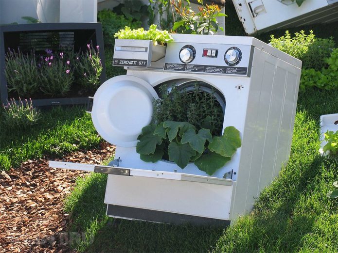 Ang pandekorasyon na may bulaklak mula sa isang lumang washing machine