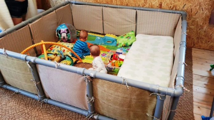 Playpen para sa bata mula sa mga tubo ng PVC