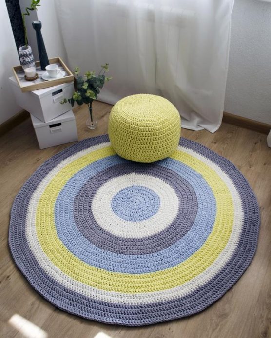 Round knitted rug