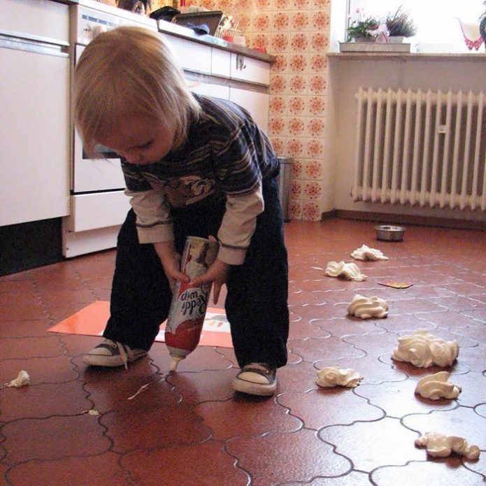 Baby boy na nagkalat sa kusina