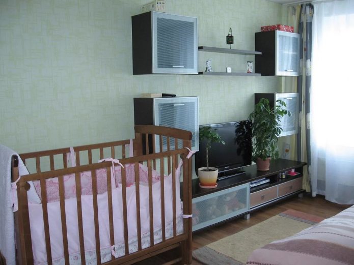 baby cot sa isang studio apartment