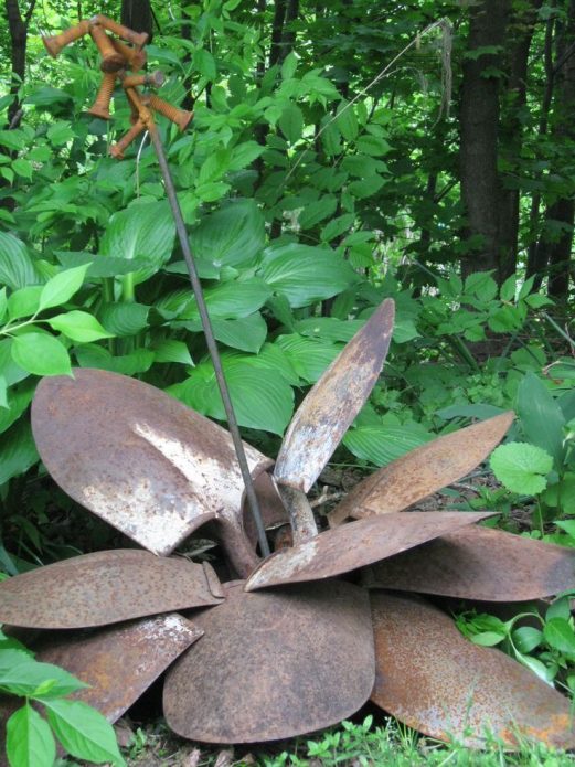 Dekorasyon ng isang hardin ng bulaklak na hardin mula sa mga lumang pala