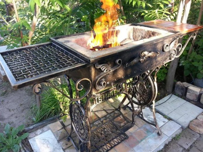 Ang brazier ng taga-disenyo mula sa isang lumang makina ng pananahi