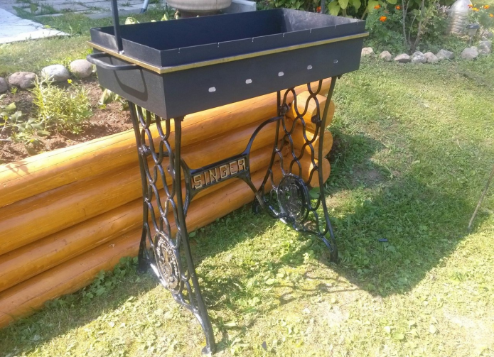 Ang homemade brazier mula sa isang makinang panahi