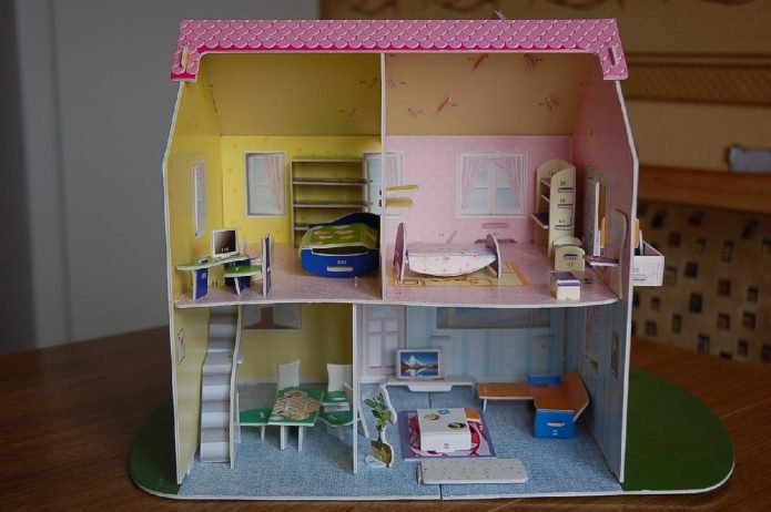 Dollhouse sa labas ng kahon