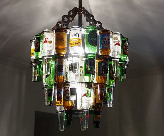 Ang malalaking chandelier na pinalamutian ng mga bote ng beer