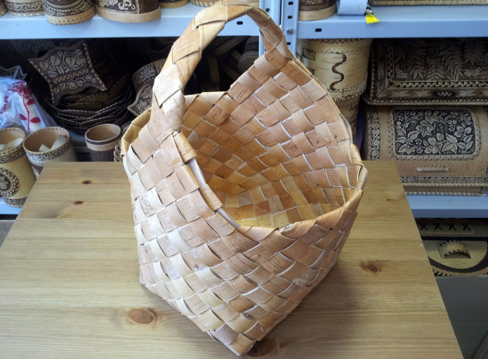 Wicker basket na gawa sa birch bark