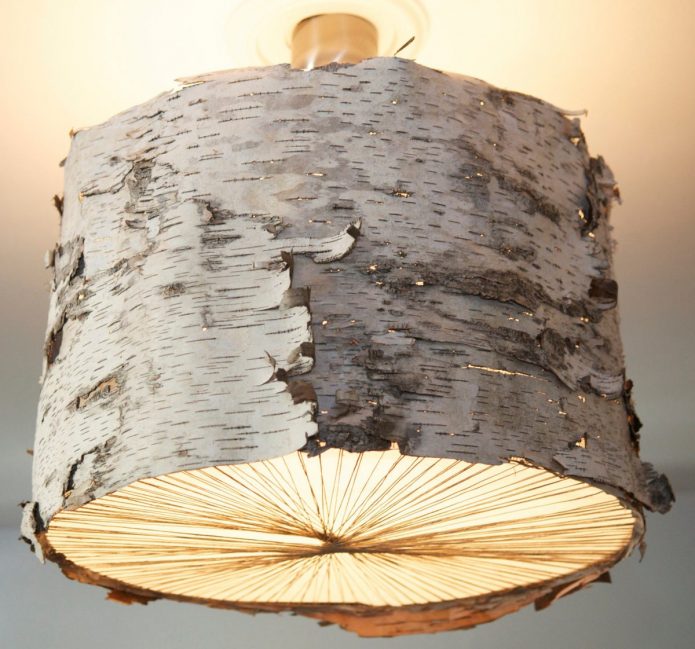 Chandelier na may lampshade na gawa sa birch bark