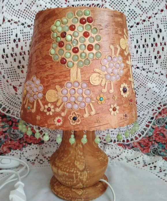 Ang lampara ng lamesa na may lampshade na gawa sa birch bark