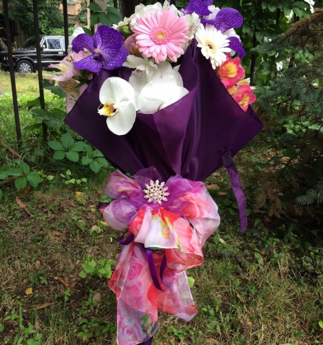 Ang palumpon ng mga sariwang bulaklak sa isang payong