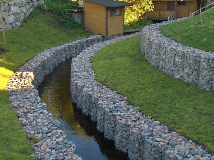 Ang baybayin ng sapa ng gabions