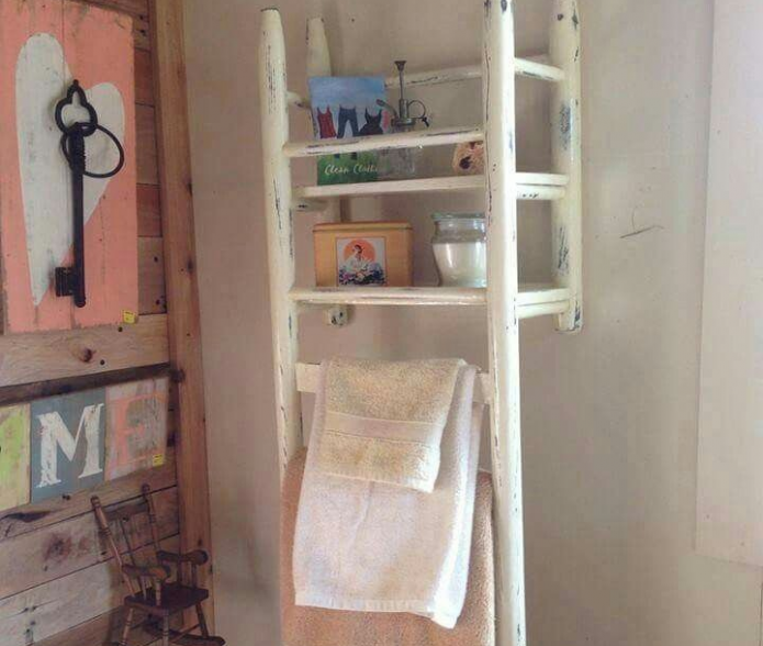 Ang naka-istilong hanger mula sa isang upuan sa banyo