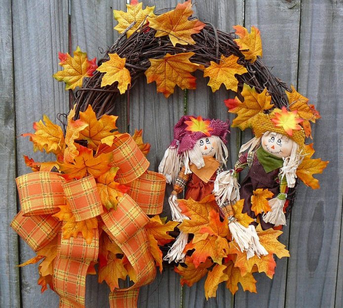 Isang wreath ng dahon at laruan na gawa sa bahay