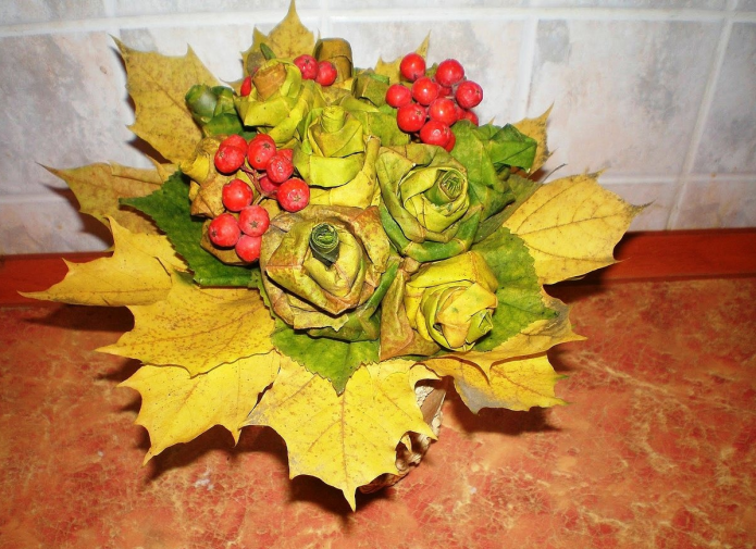 Bouquet ng mga bulaklak mula sa mga dahon ng taglagas